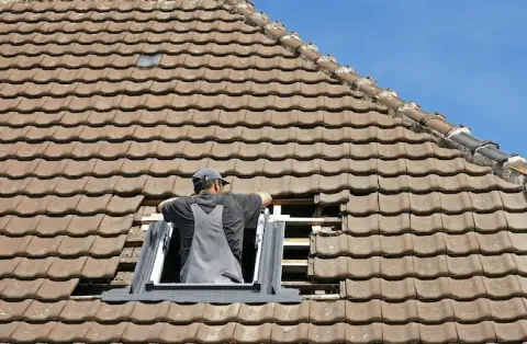 Pose de velux - Vic-le-Fesq